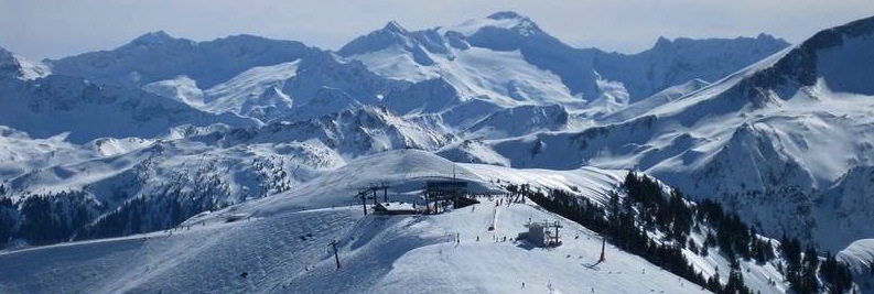 Skifahren-Bergstation-Seilbahn.jpg
