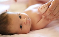 Baby Massage Anleitung: Massage von Babys Beinen und Rücken